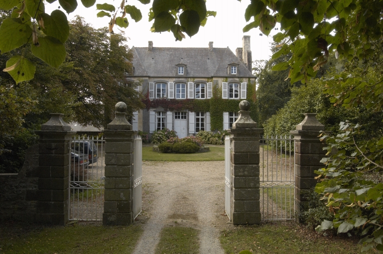 Etat actuel, portail d'entrée et façade sur cour du logis ; La Haute Motte