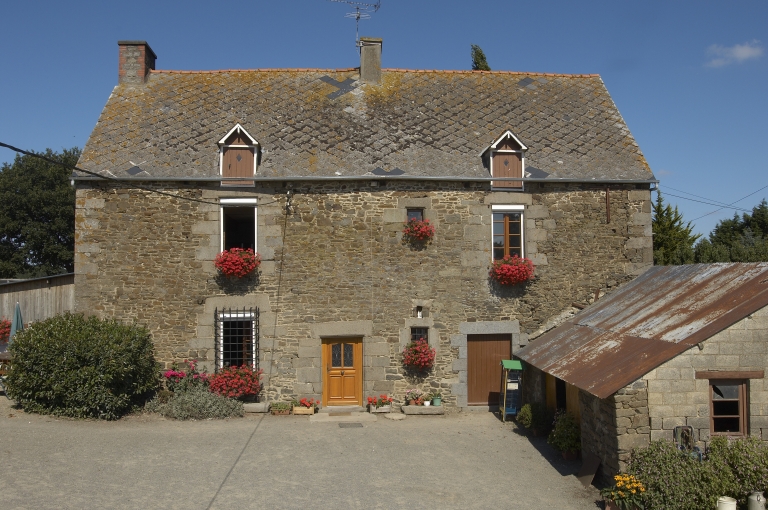 Vue générale sud ; Ancien manoir de l'Aumône