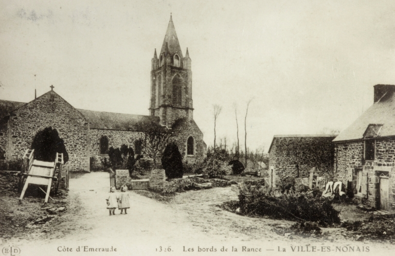 Reproduction d'une carte postale du début du siècle. ELD, édition (A.C. La Ville-es-Nonais) ; L'église paroissiale et son enclos avant la construction du monument aux morts, reproduction d'une carte postale. ELD, édition. (A.C. La Ville-es-Nonais)