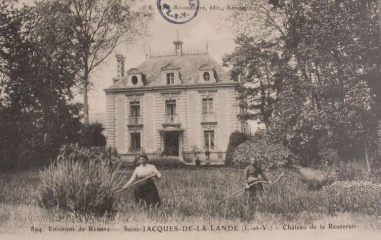 Le bâtiment sur une carte postale ancienne ; Le château de la Reuzerais sur une carte postale ancienne