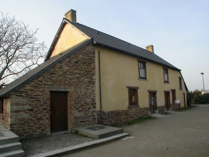 Vue générale sud-est ; L'ancienne ferme de la Morinais