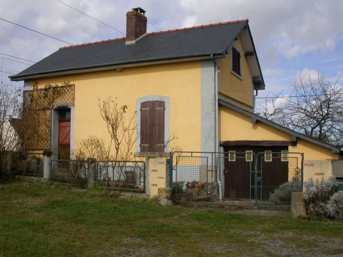 Vue générale sud-est ; Ancienne maison de garde barrière du Petit Haut Bois