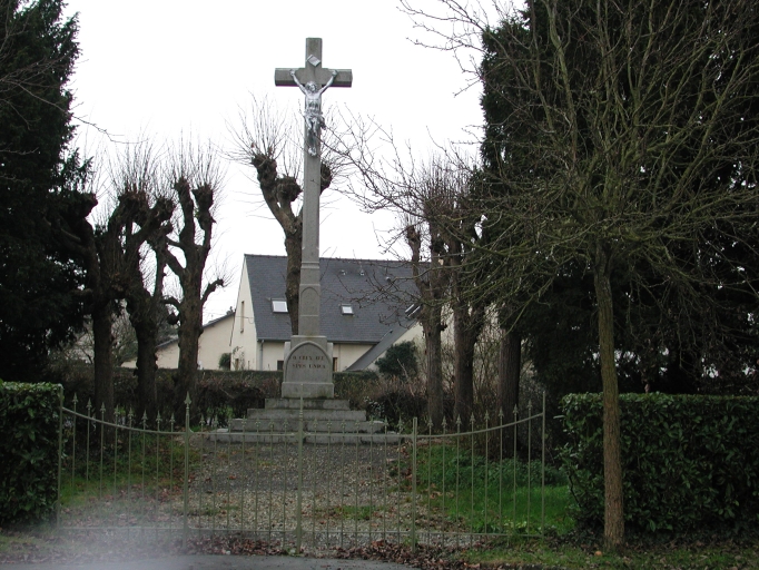 Vue générale nord ; Croix de mission, rue de Rennes