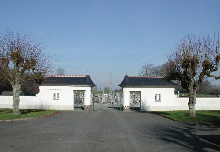 Vue de situation depuis le sud-ouest, entrée ; Cimetière : vue de situation depuis le sud-ouest