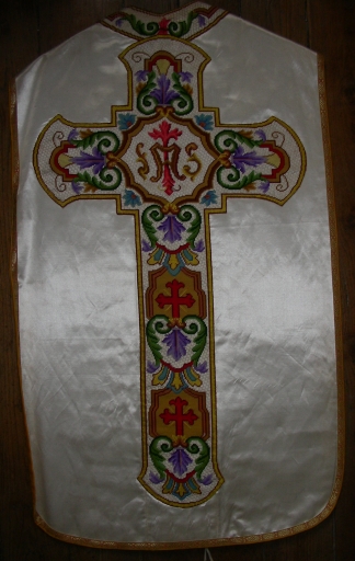 Ornement blanc 1 : chasuble, manipule, voile de calice, manipule et bourse de corporal