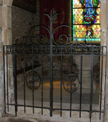 Vue générale de la clôture de la chapelle des fonts