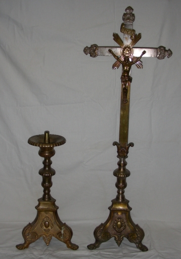 Garniture d'autel : chandelier et croix d'autel