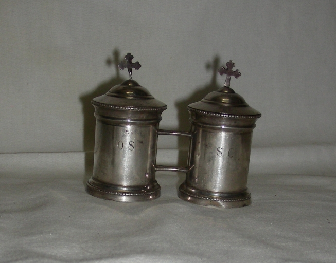 Ampoules à huiles saintes et saint Chrême
