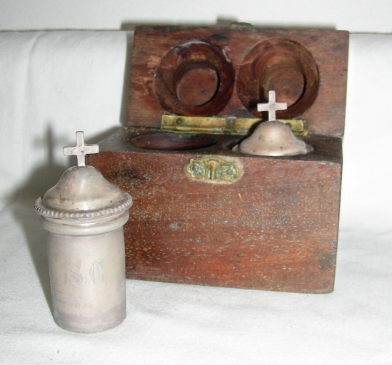 Ampoules aux saintes huiles et leur boîte