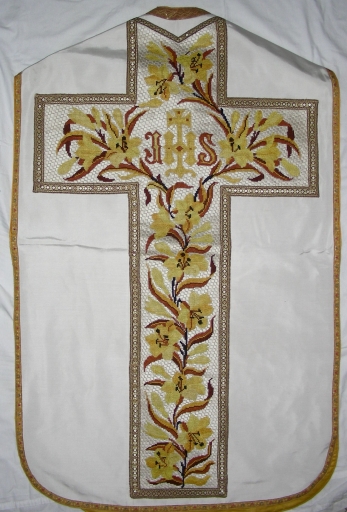 Vue générale : chasuble blanche