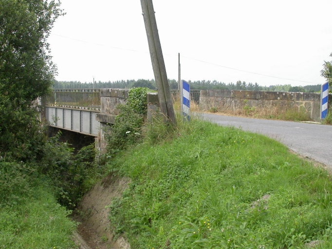 Vue générale ; Pont près de la Ville Artay