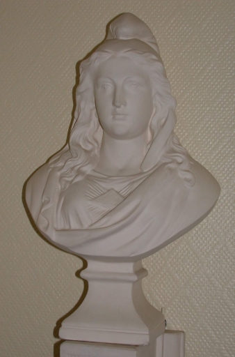Vue générale du buste ; Buste de Marianne conservé dans la mairie