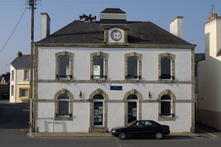 Vue générale sud ; L'ancienne mairie.