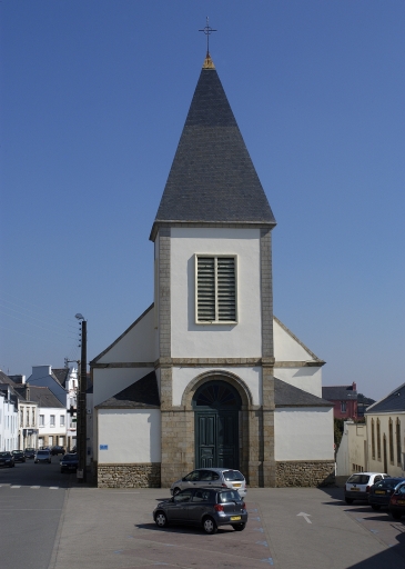 Vue générale ouest. ; Vue vers l'est de la place de l'église, actuelle place de la République. ; Eglise paroissiale, vue générale ouest.