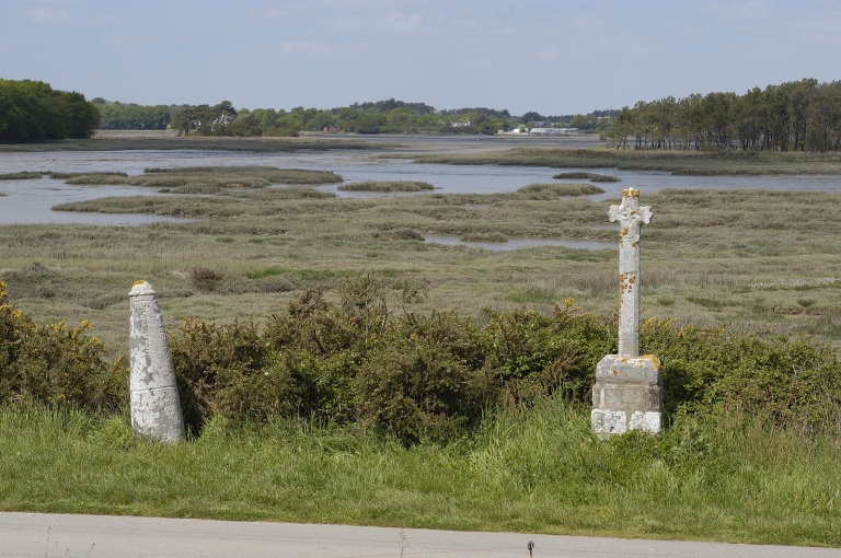 Monument dit de Prostlon et croix de chemin, vue générale ; Pen Pont, ensemble monument commémoratif dit Croix Prostlon, Age du Fer, Haut Moyen Age, et croix de chemin, 17e siècle vue générale.YW 25