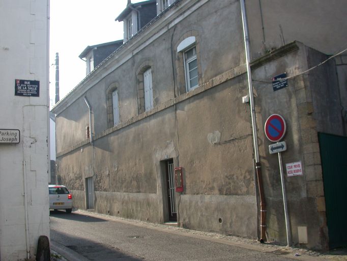 Vue de l'aile en retour de l'hôtel Dubodan depuis la rue Monseigneur Tréhiou.