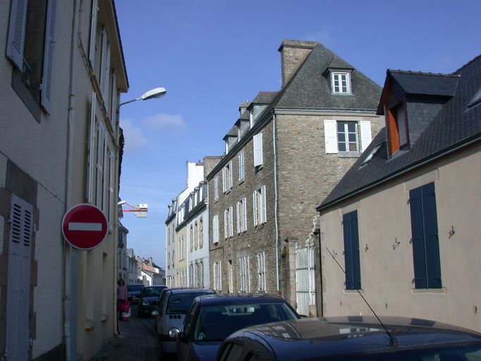 Vue prise vers le nord du haut de la rue.