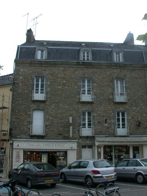 Vue de la façade antérieure rue maréchal Leclerc.