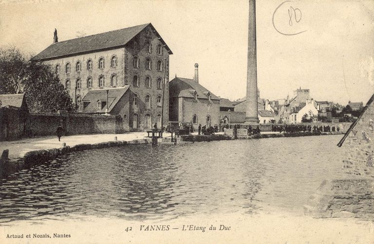 Vue de la minoterie côté de l'étang au duc. Carte postale ancienne : édition Arthaud et Nozais Nantes. Fonds privé Le Bodo.