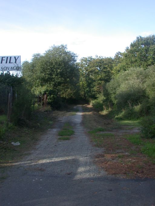 Chemin prolongeant la rue Joliot-Curie.