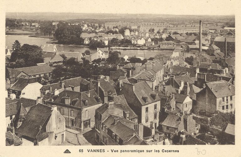 Vue panoramique sur les casernes. Carte postale ancienne. Fonds privé Le Bodo. ; Vue panoramique sur les casernes. Carte postale ancienne. Fonds privé Le Bodo. ; Vue panoramique sur les casernes. Carte postale ancienne. Fonds privé Le Bodo.