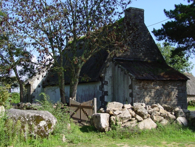 Bâtiment nord de la ferme non repérée conservant un toit de chaume (F 1389). ; Kerguindo. Bâtiment d'une ferme non repérée conservant un toit de chaume (F 1389).