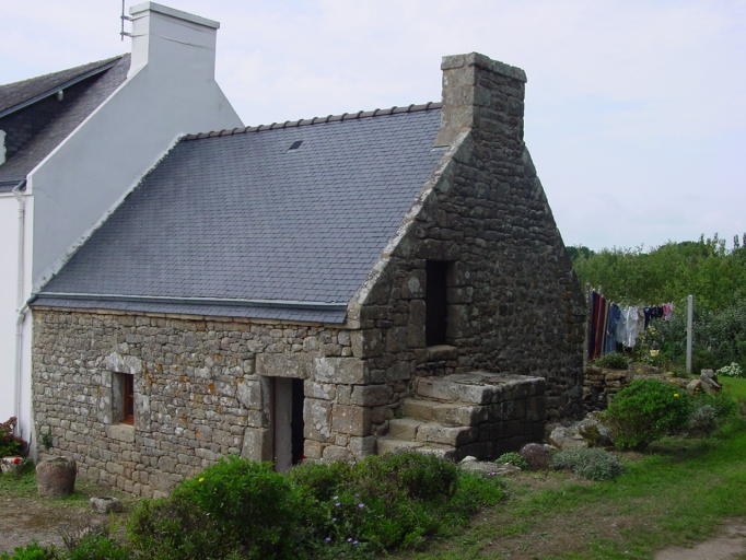 Vue générale sud-est ; Maison à pièce unique, sélectionnée (AC 1131). ; Kerguerhan : Maison à pièce unique, sélectionnée, début 19e s..