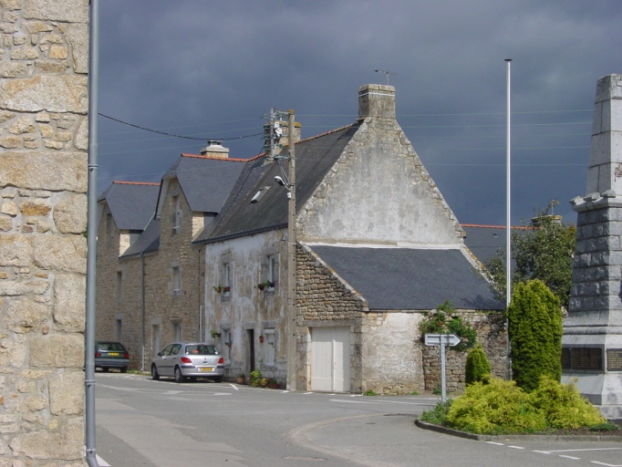 Vue d'ensemble depuis le sud. ; Bourg (le), rue P. Laurent, maison qui présente une pente de toit remarquable. Sélection (AE 394).