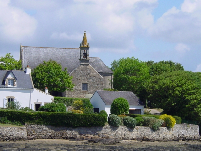Vue d'ensemble depuis la côte sud. ; Chapelle Saint-Cado, vue générale depuis le sud.