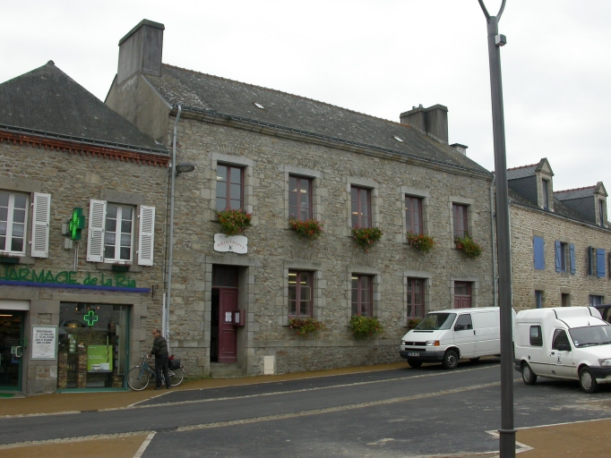 Ancienne mairie-école sélectionnée, désenduite, élévation ordonnancée à travées, 1844. Section AB 56 ; Vue générale nord ; Bourg de Mendon, mairie-école sélectionnée, 1844, vue générale nord. AB 56 