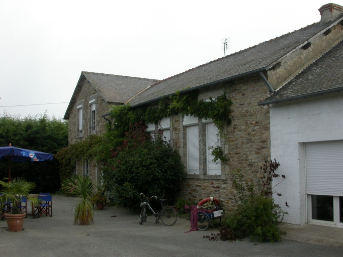 Vue générale sud-ouest ; Keroulin, ancienne école primaire sélectionnée, 1910, vue générale sud-ouest. ZP 43