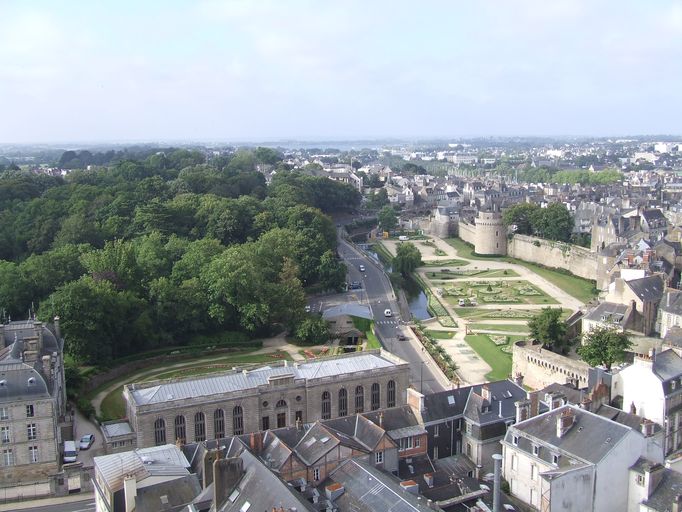 Bâtiment des Archives et jardin ; Vue aérienne des Archives départementales