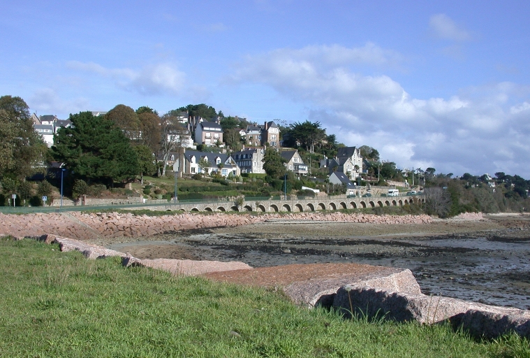 Perros-Guirec. Le secteur urbain côtier, vue générale de la route en corniche ; Perros-Guirec. Le secteur urbain côtier, vue générale de la route en corniche