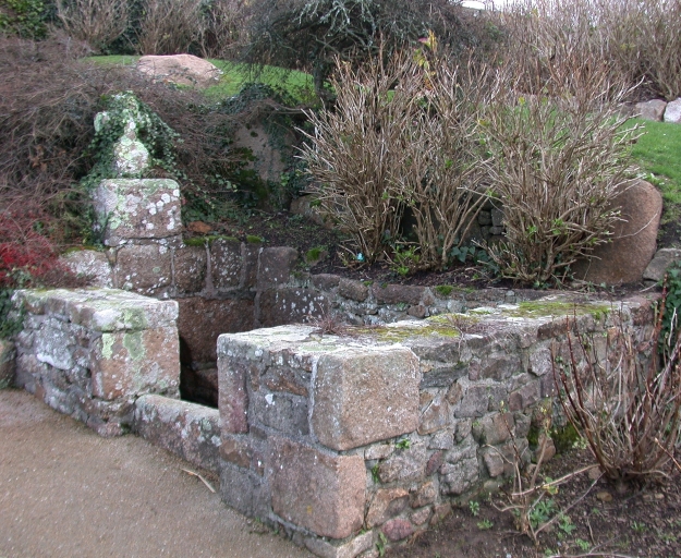 Vue générale ; Perros-Guirec, la Clarté. Fontaine de dévotion (17ème siècle ?)