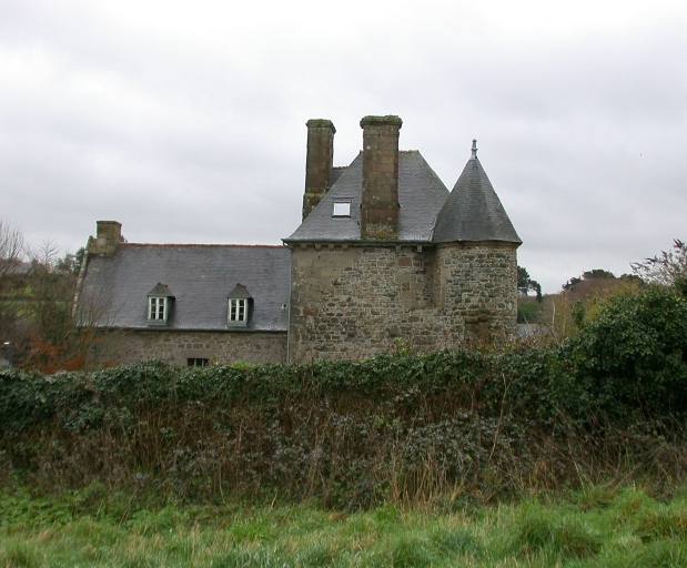 Vue générale (cliché pris depuis le nord-ouest) ; Perros-Guirec, Pont-Couennec. Manoir (16ème, 17ème et 19ème siècles)