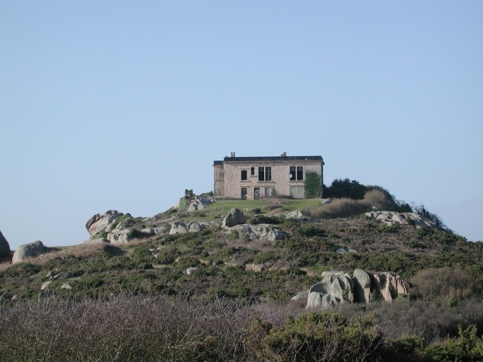 Vue générale de la maison dans son environnement