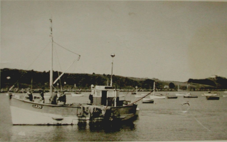 Vue générale ; Le chalutier Breizh Nevez de Robert Broudic, armé au chalut à panneaux vers 1960, en baie de Lannion (collection particulière)