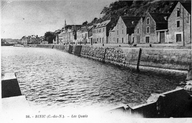 Vue générale des anciens greniers à sel, quai Jean Bart, au début du 20ème siècle (AD 22, Fonds Joël) ; Vue du bassin vers 1940 : remarquer la porte à marée submersible (AD 22, Fonds Joël) ; L'unité architecturale du quai Jean Bart avec les bâtiments des greniers à sel, 1er quart 20ème siècle (AD 22, Fonds Joël)