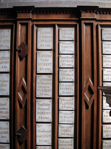 Ex-voto : plaques de marbres gravées en mémoire des marins disparus en mer (transept nord)
