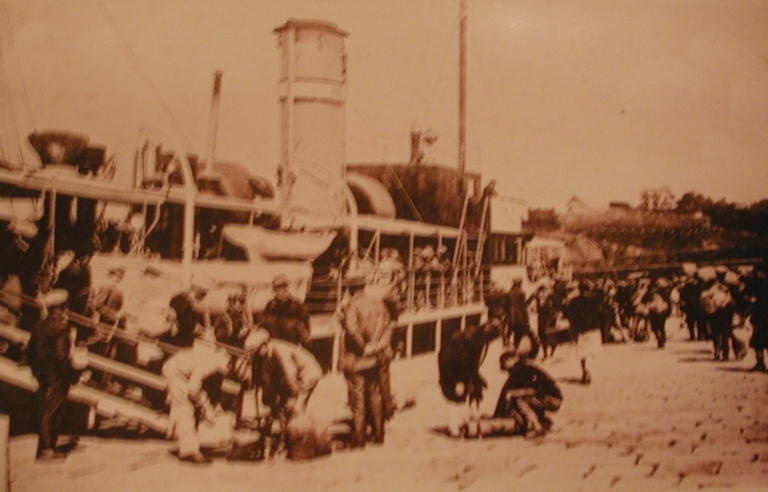 Contrôle des douanes au débarquement des passagers et des marchandises en provenance de Jersey, 2ème quart 20ème siècle (Musée de Binic)