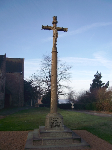 Vue générale ; Saint-Jacut-de-la-Mer, la Guérinais. Croix monumentale (1889)