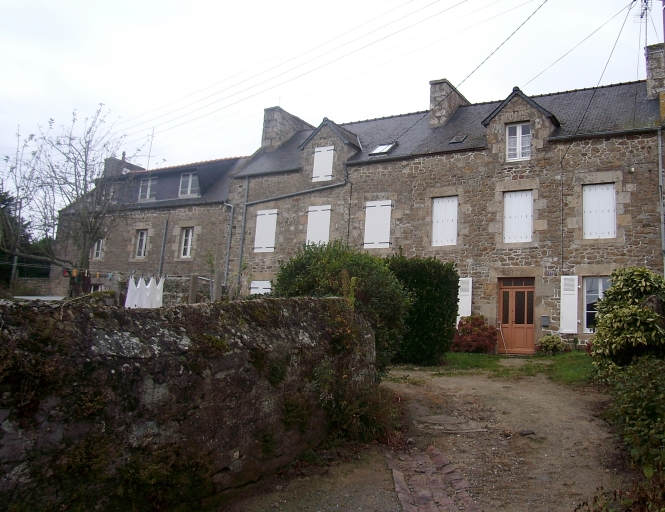 Vue générale ; Saint-Jacut-de-la-Mer, le bourg. Alignement de trois logis (2ème moitié du 19ème siècle)