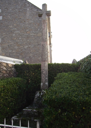 Vue générale ; Saint-Jacut-de-la-Mer, croix de chemin (18ème siècle ?)