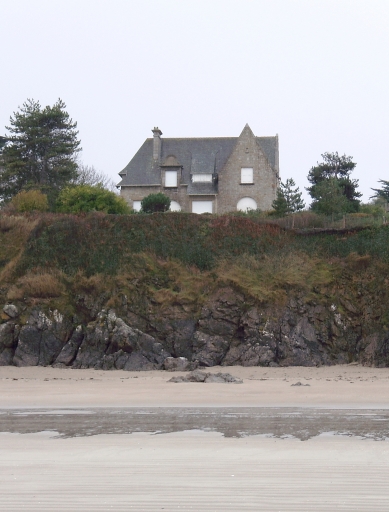 Vue générale (façade postérieure sur mer) ; Saint-Jacut-de-la-Mer, le Chef-de-l'Isle. Maison de villégiature dite Armor (2ème quart du 20ème siècle)