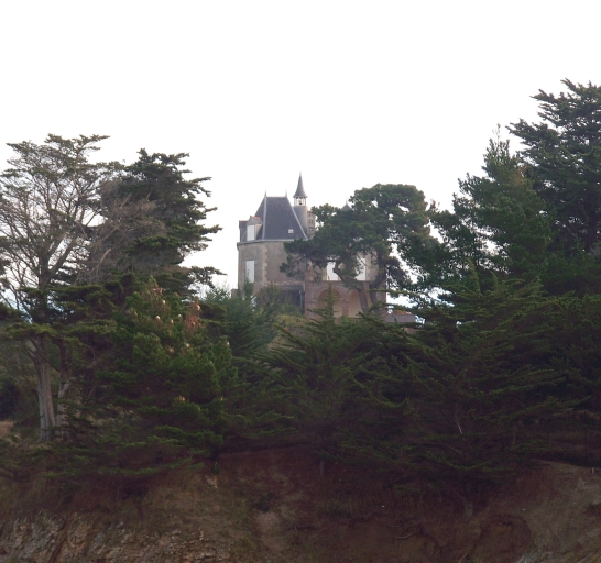 Vue générale (cliché pris depuis l'ouest) ; Saint-Jacut-de-la-Mer, Pointe du Bechet. Maison de villégiature (vers 1900)