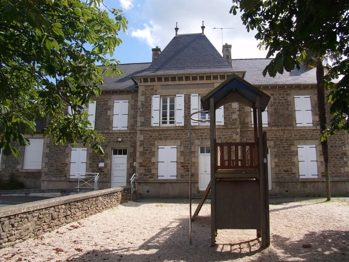 Logement, façade antérieure ; Créhen, le bourg. Ecole communale (1er quart du 20ème siècle)
