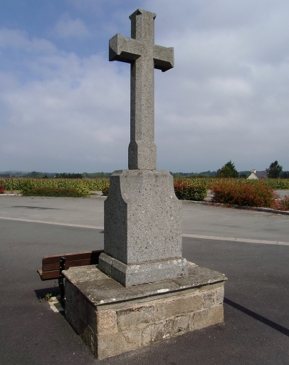 Vue générale ; Créhen, la Croix-Jollivet. Croix de chemin (1er quart du 20ème siècle)