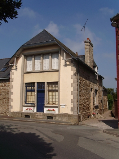 Vue générale ; Créhen, le bourg. Ancien bureau de poste (2ème quart du 20ème siècle)
