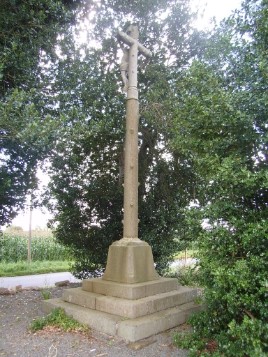Vue générale ; Créhen, la Champagne. Croix de chemin (limite 19ème siècle 20ème siècle)