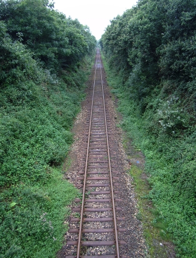 Vue générale de la ligne de chemin de fer en direction de Plancoët prise depuis le passage supérieur des Maçonnais ; Créhen, la Maçonnais. Ligne de chemin de fer d'intérêt général de Lison à Lamballe, vue générale (4ème quart du 19ème siècle)